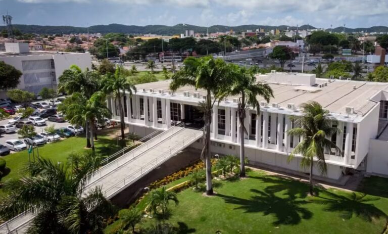 Governo do RN amplia prazo de posse e alivia pressão sobre 1,6 mil professores após caos na Junta Médica
