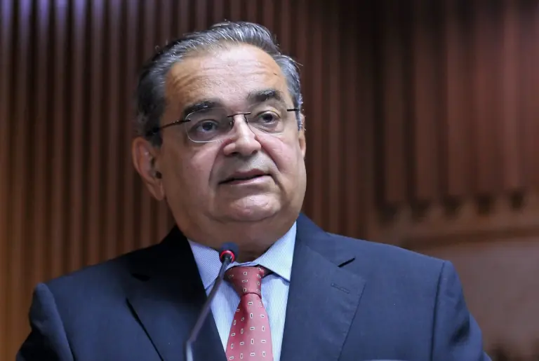 Álvaro Dias aciona TRE-RN após ser chamado de “caloteiro” em página ligada a Allyson