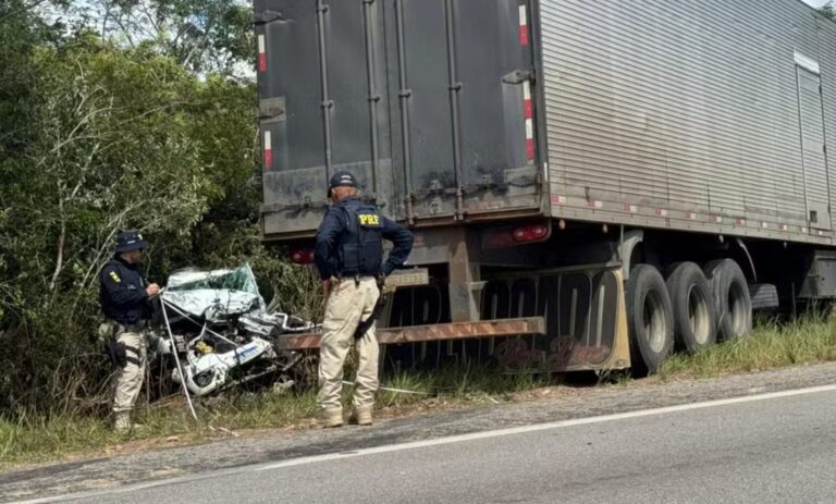 Acidente com carreta, caminhonete e carro deixa uma pessoa morta na BR-406