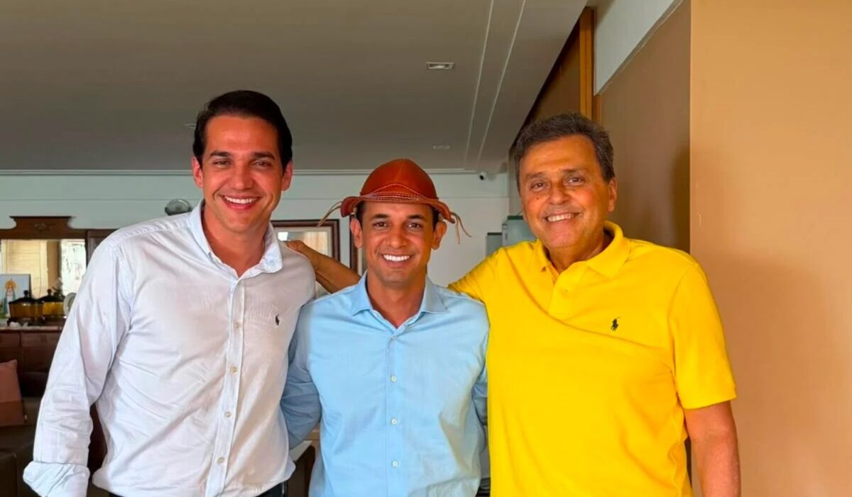Carlos Eduardo mira Assembleia Legislativa e entra no palanque de Allyson