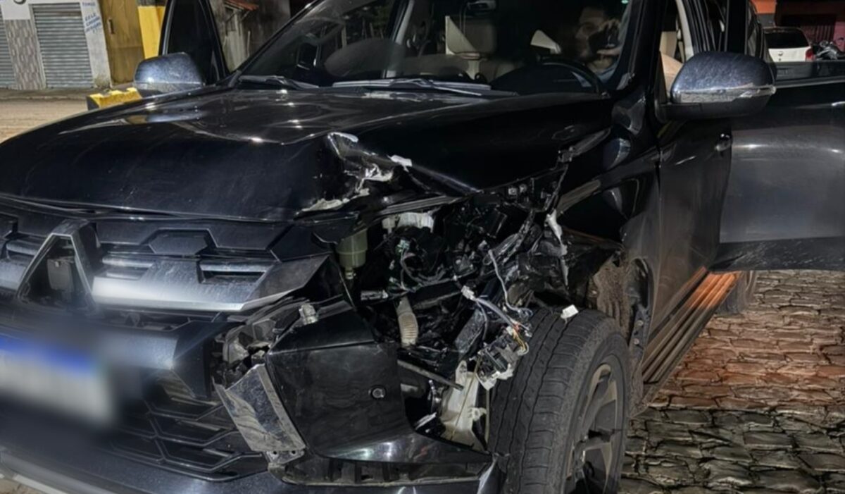 Carro com prefeita de Pau dos Ferros bate em vaca na BR-101