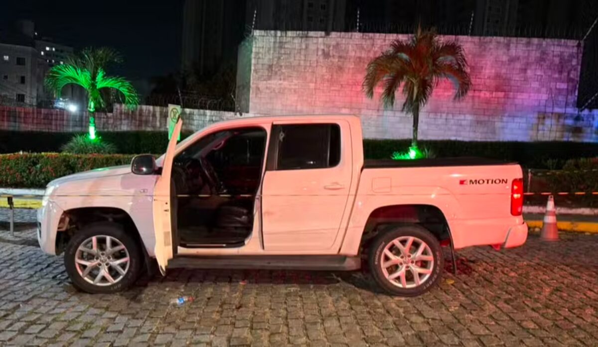 Homem é morto dentro de caminhonete na entrada de condomínio em Parnamirim