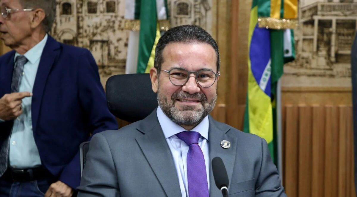 Vereador Irapoã Nóbrega sorrindo durante sessão na Câmara Municipal de Natal