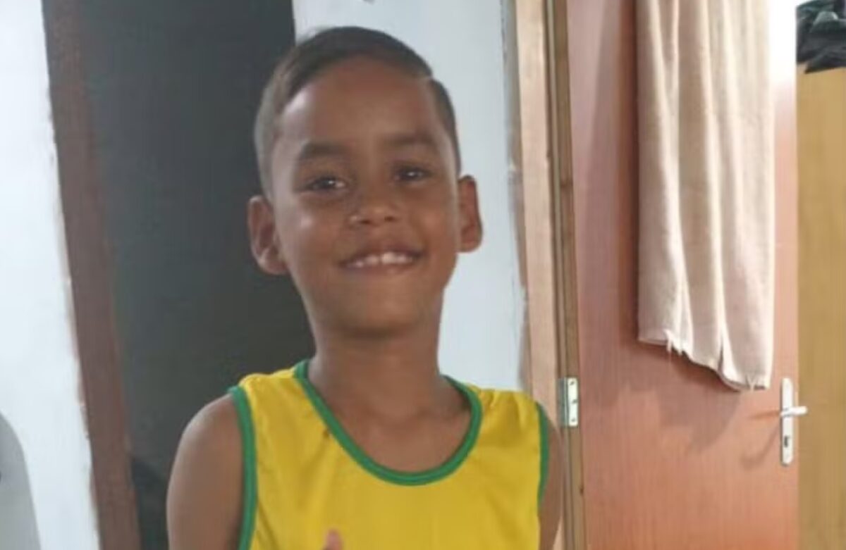 Mãe, padrasto e tio são presos em flagrante após criança de 8 anos morrer com tiro em casa em Natal