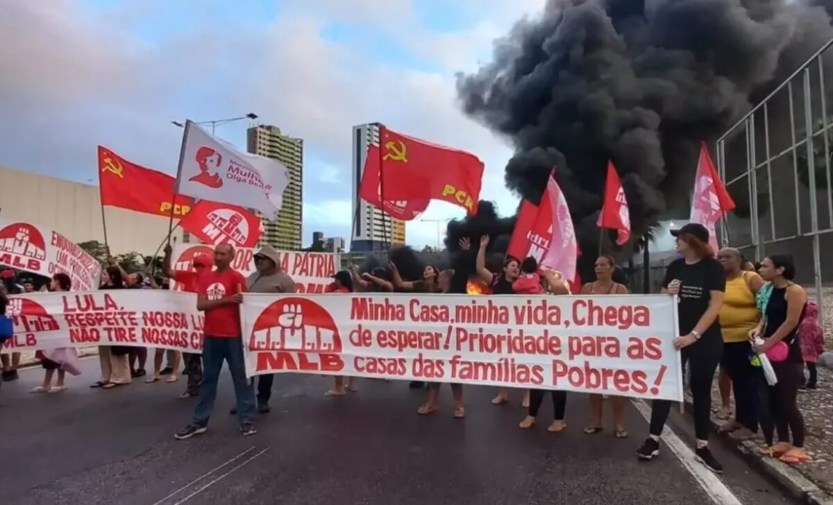 Manifestantes queimam pneus e bloqueiam marginal da BR-101 na Zona Sul de Natal
