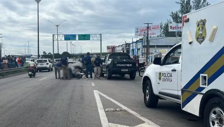 Mulher morre após moto por aplicativo se envolver em acidente com carreta na BR-101