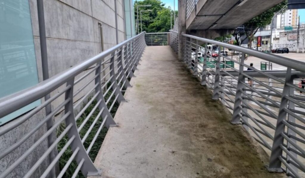 Passarela da Avenida Nevaldo Rocha, próxima ao Midway Mall
