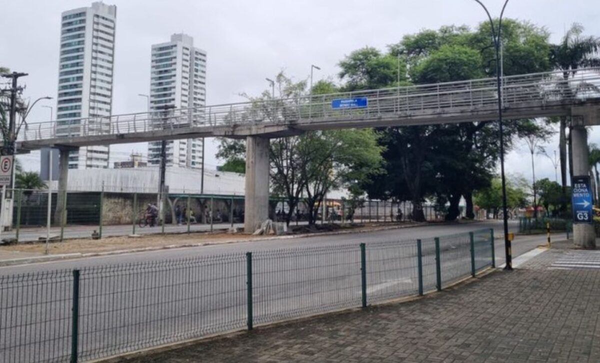 Passarela da Avenida Nevaldo Rocha, próxima ao Midway Mall