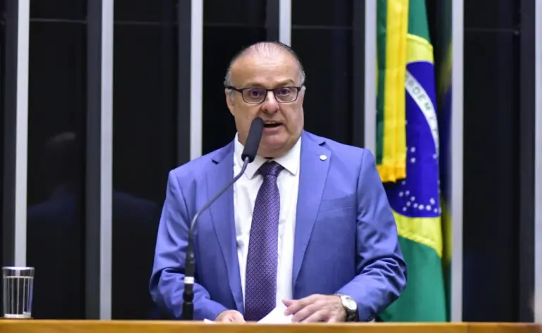 Natal quer 1.000 voluntários na Educação, enquanto prefeito recebe remuneração de R$ 41,6 mil