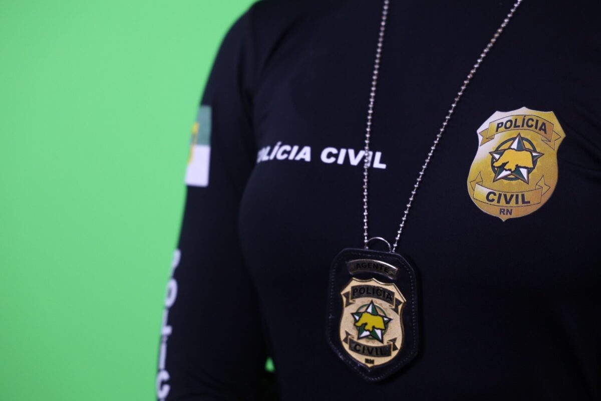 Imagem mostra distintivo e farda da Polícia Civil do RN
