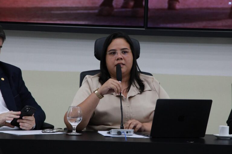 Professora Nilda ignora recomendação do MP e mantém cargo da filha na Semsur