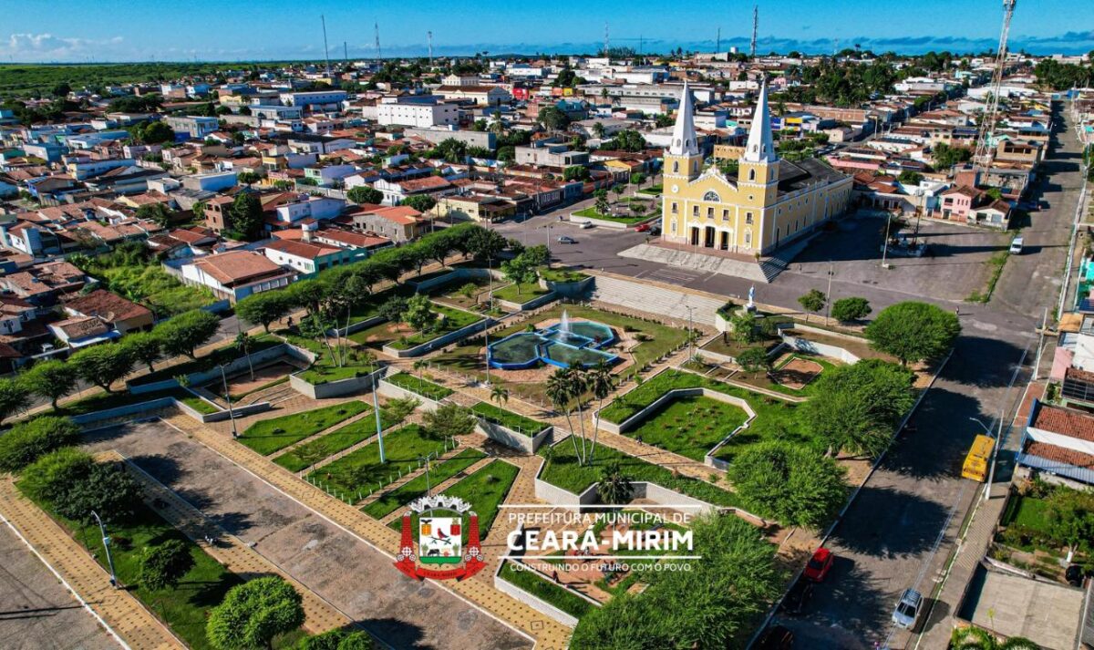 Vista aérea da cidade de Ceará-Mirim com igreja amarela e praça central