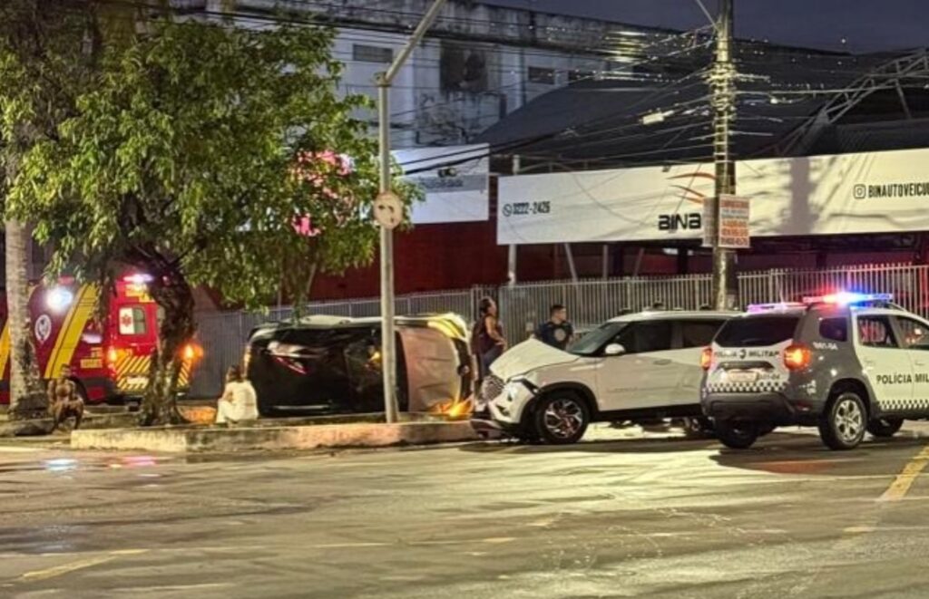 Motorista fica preso às ferragens após carro capotar na Avenida Prudente de Morais