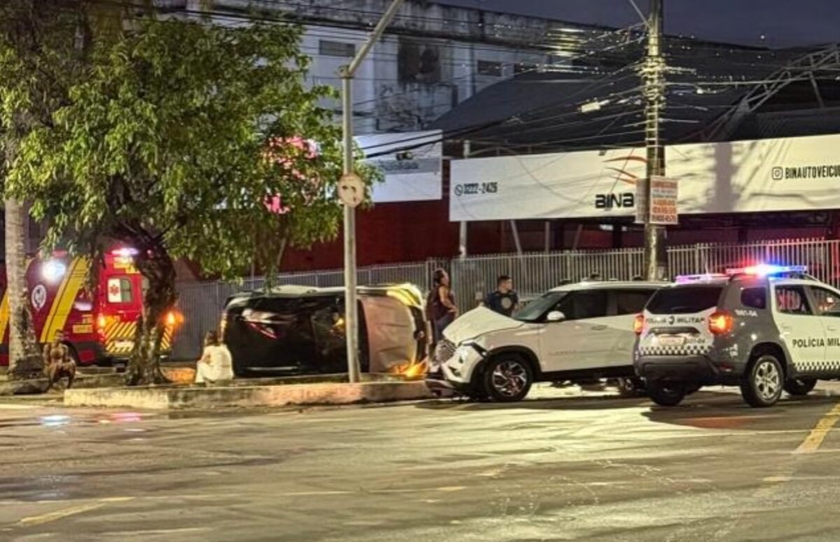 Colisão faz veículo capotar no cruzamento da Prudente de Morais e mobiliza Bombeiros