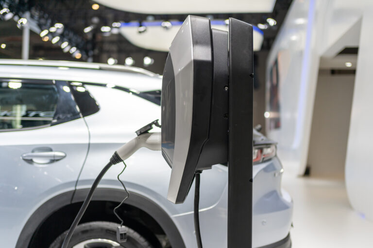 Nova lei assegura o direito de instalar carregador de carro elétrico em condomínios do RN